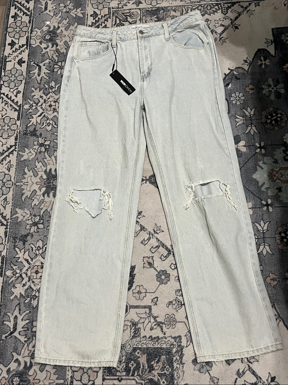 Fashion Nova NWT Light Wash Distressed Women's straight leg Jeans